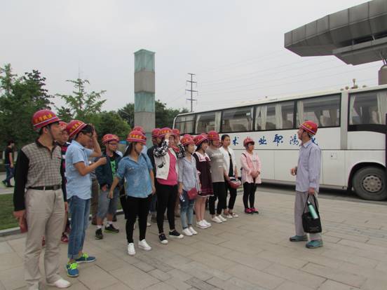 图1管理1401班同学正在去工地前的集合